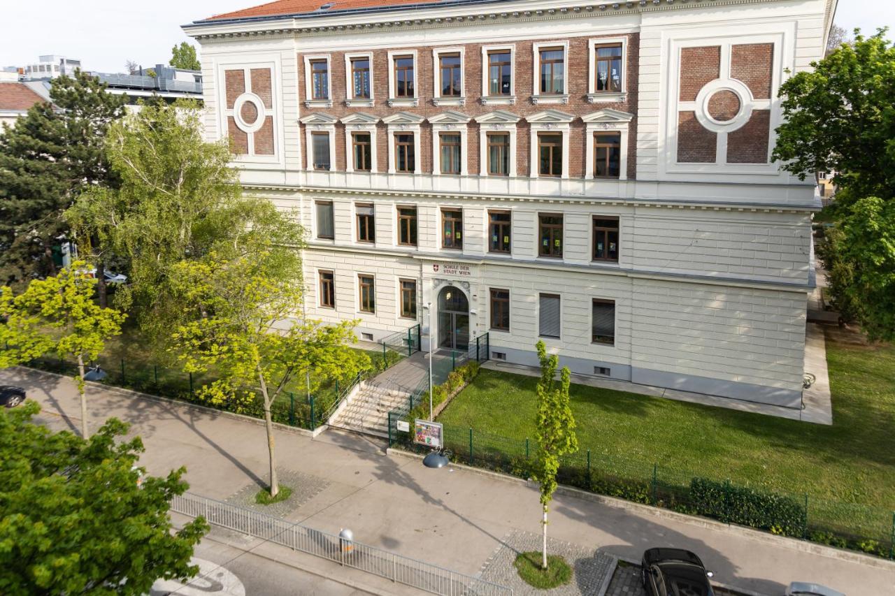 Moonlight Apartment With Porch Near Schoenbrunn And Westbahnhof Vienna Luaran gambar