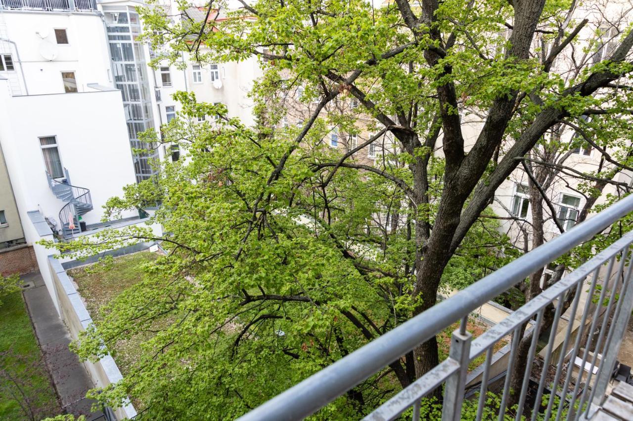 Moonlight Apartment With Porch Near Schoenbrunn And Westbahnhof Vienna Luaran gambar
